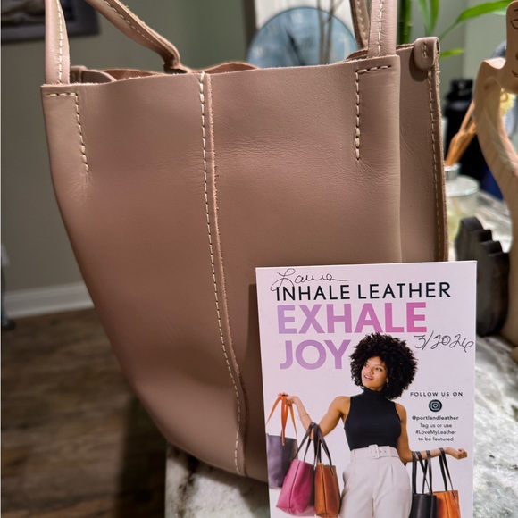 Stylish Beige Leather Tote Bag - Picture 2 of 4